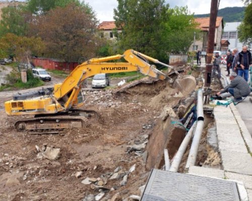 Тротоар се свлече в Дупница