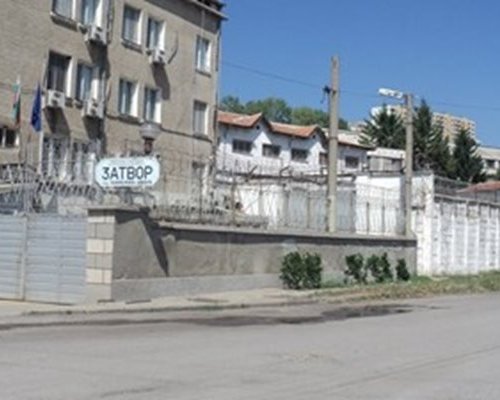 Набират средства за лечение на пребитата служителка на затвора в Бобов дол