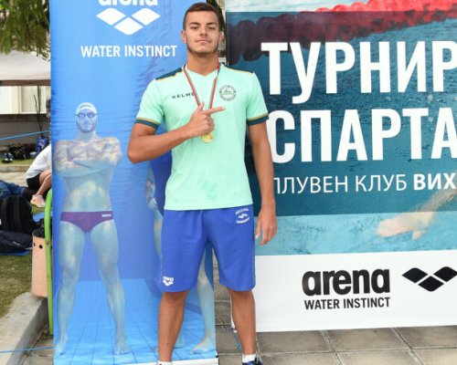Плувец от клуб Вихрен с рекордно постижение