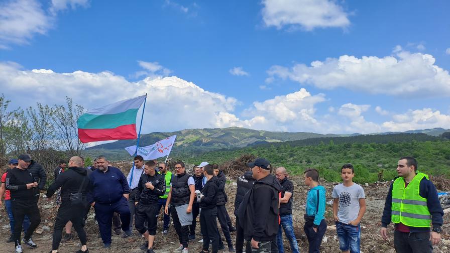 Жители на Перник излязоха на протест във връзка с незаконно създадено сметище
