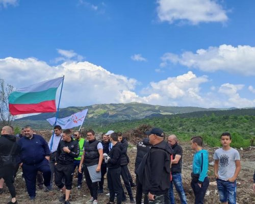 Жители на Перник излязоха на протест във връзка с незаконно създадено сметище