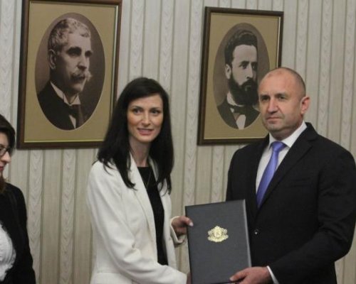 МАНДАТНАТА РУЛЕТКА: Мария Габриел връща папката на Румен Радев