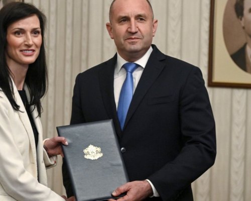 Мария Габриел върна празна папка на президента Радев