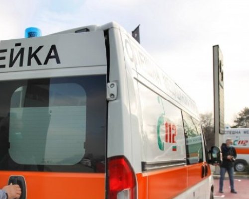 Млад мъж и момиче на 16 години са в болница след катастрофа