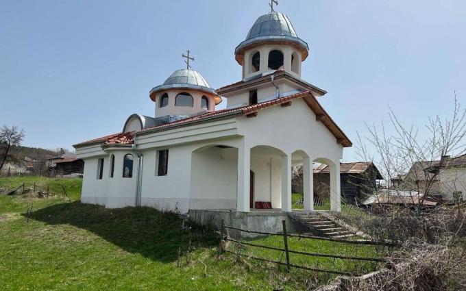 Дарители строят храм 16 години в с. Долно Драглище, парите не достигат