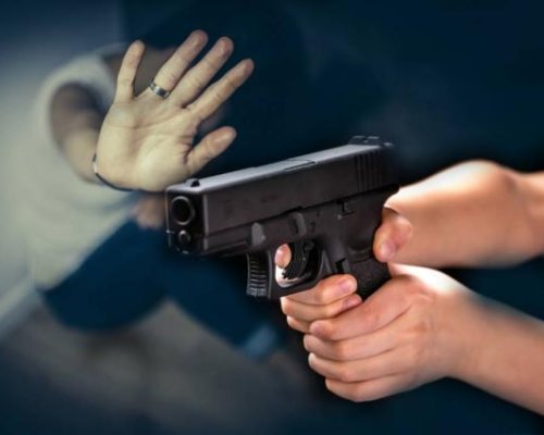 В УЧИЛИЩЕН ДВОР: Тийнейджъри стрелят с пистолети към малки деца