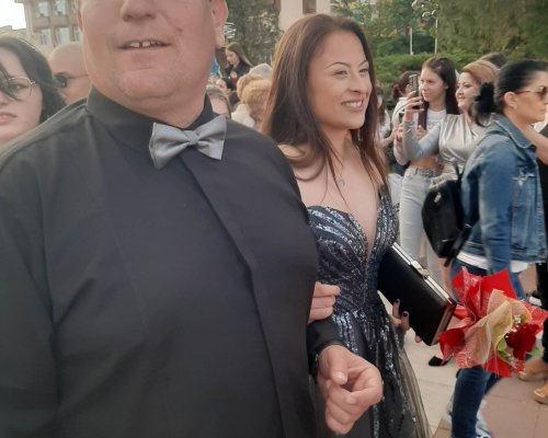 Вратарката на Спортика Милена Караколева очарова със стилна рокля на абитуриентския бал