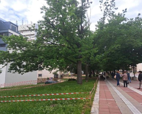 Благоевградчани с хиляди въпроси, относно разкопаната и заградена тревна площ до фонтаните
