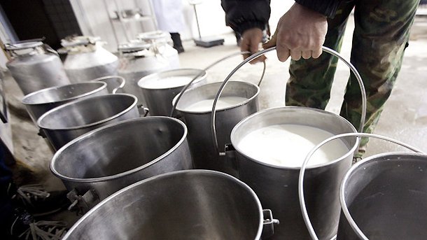 Бунт: Фермери подаряват млякото си в знак на протест