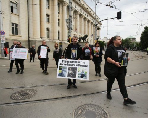 Близки на жертви при катастрофи на протест, блокираха кръстовището до Съдебната палата