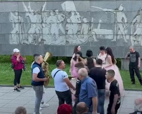 Гавра! Абитуриенти от Враца играха кючек до паметник на Христо Ботев