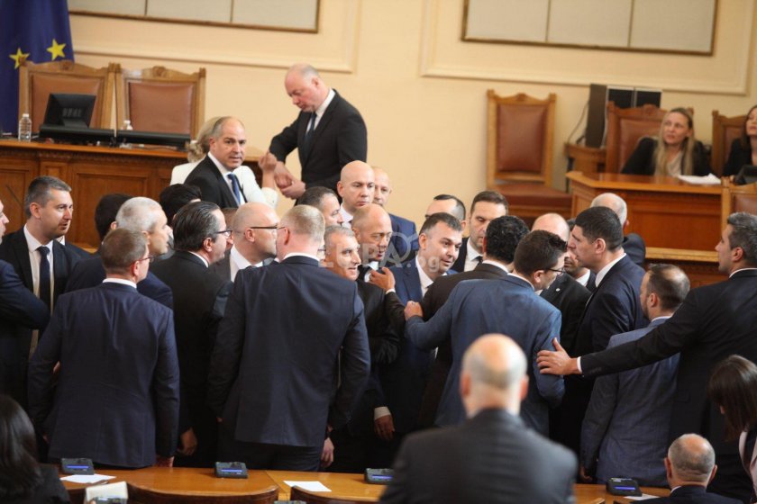 БОЙ в ПАРЛАМЕНТА! Депутати се стиснаха за гушите, плюнки и счупени очила хвърчат в пленарната зала