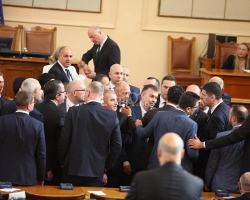 БОЙ в ПАРЛАМЕНТА! Депутати се стиснаха за гушите, плюнки и счупени очила хвърчат в пленарната зала