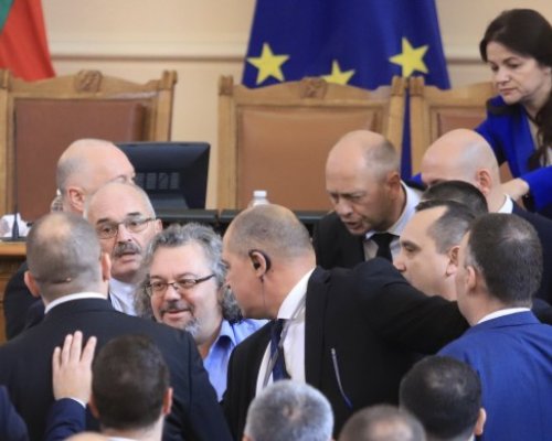 След обиди, счупени очила, ритници в краката - заседанието на НС приключи