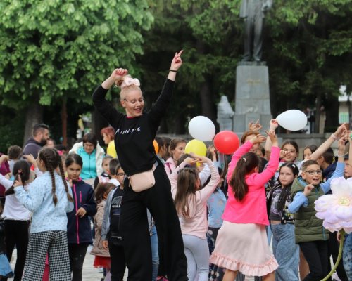 Празничната програма за децата на Банско привлече стотици деца, родители и учители