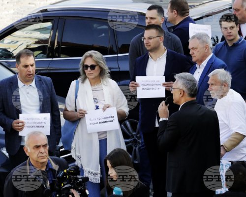 Представители на Коалиция  Левицата!  поискаха на протест да се сложи край на този парламент