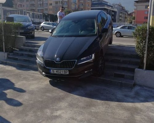Шофьор опита да влезе в ресторант с колата си