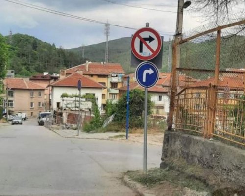 Безумие с пътни знаци смущава шофьорите на оживено кръстовище в Благоевград