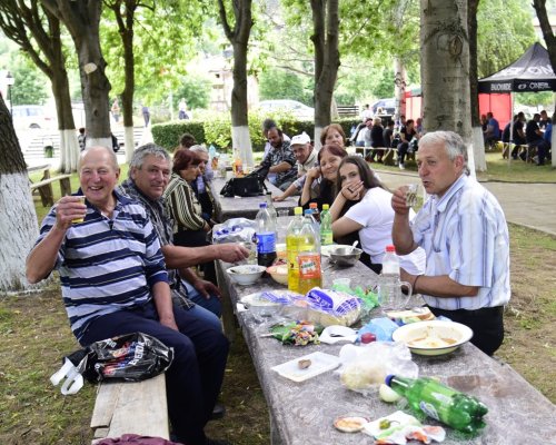 Дълги трапези и кръшни хора за Светия Дух в Железница