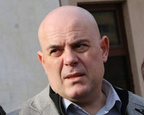 Фрог нюз: Гешев два часа в посолството на САЩ. В петък щял да произнесе историческа реч