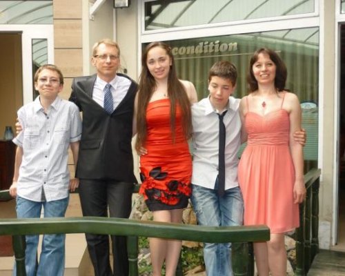 Тъщата на премиера Денков върти бизнес с бельо в Благоевград