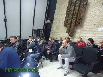 Зам.-кметът Валери Смиленов даде 1500 лв. на сурвакарите от Струмско, за да участват на фестивала в Благоевград