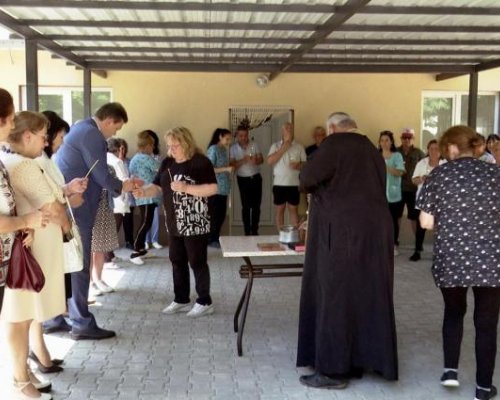 Водосвет за обновена специализирана болница в петричко село