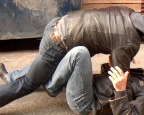 Екшън! Бой пред дискотека в Благоевград, млад мъж пострада