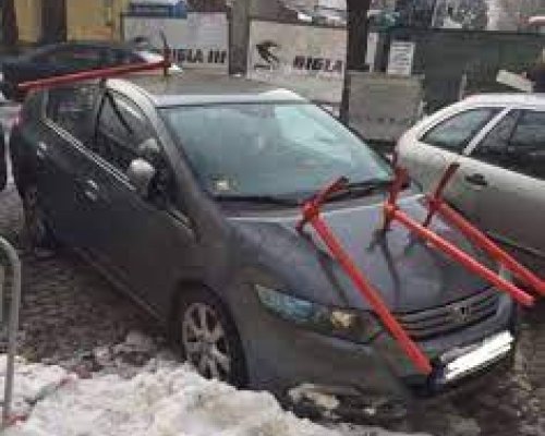 Санданчанин осъмна с четири кирки, забити в колата му