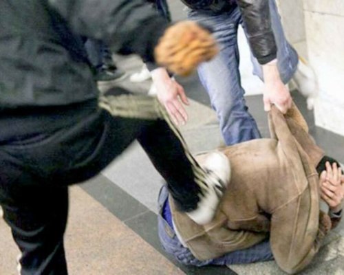 Зверство! Трима пребиха и ограбиха младеж в  центъра на Петрич