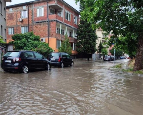 Воден ад в България! Улици и къщи са наводнени