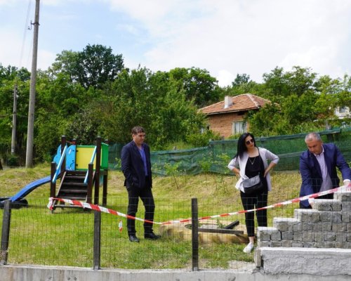 Сменят водопровод и реновират детска площадка в с.Годлево