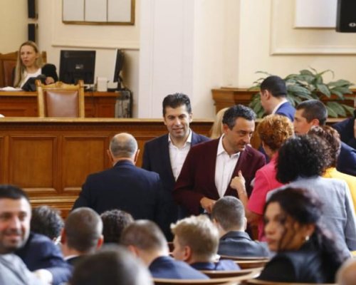 След 3 часа скандали: Депутатите гласуваха комисията за исканите имунитети на Борисов, Петков и Александров