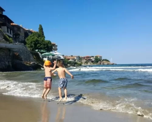 Чуждите туристи вече се притесняват за качеството на морската вода у нас