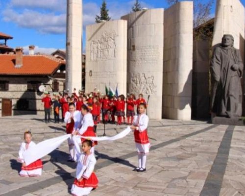 Празнични камбани бият в Банско за Паисий