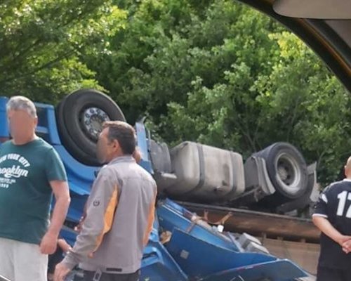 Две деца в болница след катастрофа на камион