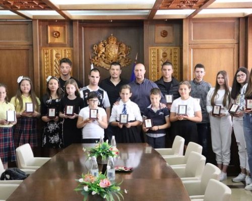 С плакет  Наша гордост” наградиха ученици в Банско