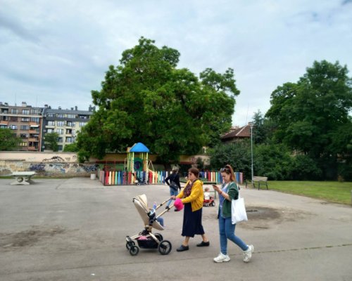 Вдигат парите за втората година от майчинството
