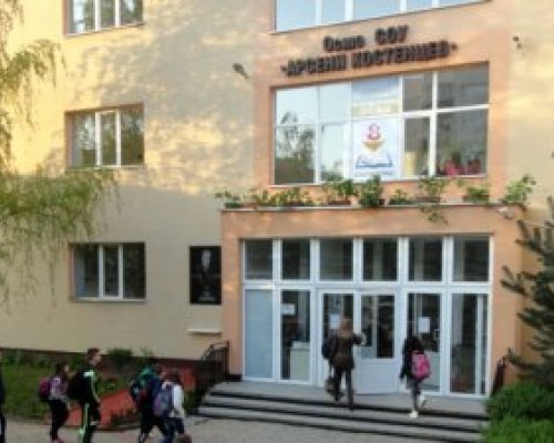 Скандал! Учителка от 8-о училище  Арсени Костенцев  в Благоевград кара децата в час да си залепят устата с тиксо, за да мълчат