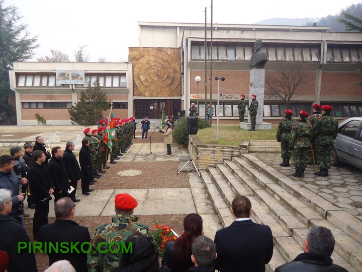 С тържествено полагане на венци и цветя в Благоевград бе отбелязана 166-та годишнина от рождението на безсмъртния Христо Ботев