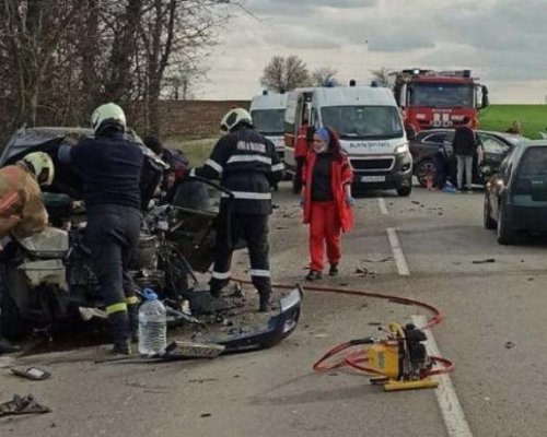 Един загинал и шестима ранени при тежка катастрофа между кола и автобус край Сандански