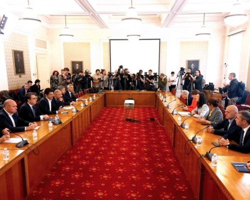 Без успех: Лидерската среща между ПП-ДБ и ГЕРБ-СДС отново е отложена