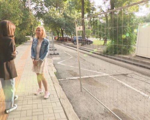 На косъм от трагедия: Метално ограждение падна върху майка с дете с Даун