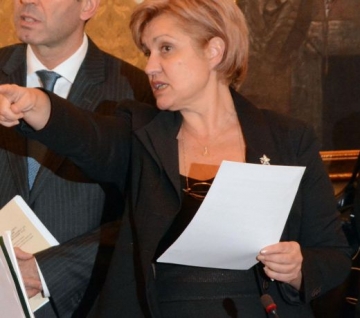Шоу в Парламента! Цветанов едва свали Менда Стоянова от трибуната