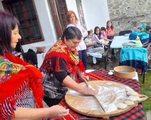 Месене на тесто и точене на кори за разложка баница са част от заниманията за деца