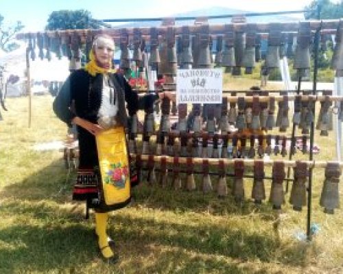 Чаровната митничарка Д. Дамянова се включи в Църногорския събор и замени униформата с народна носия