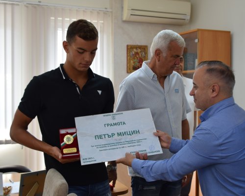 Сандански посрещна шампиона Петър Мицин и треньора Николай Вакареев!