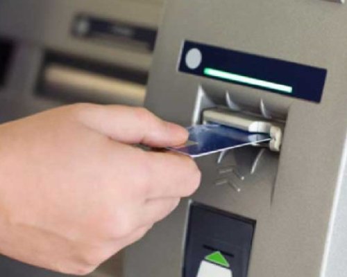 Банките наточиха секирите: Вдигат таксите за работа с пари в брой