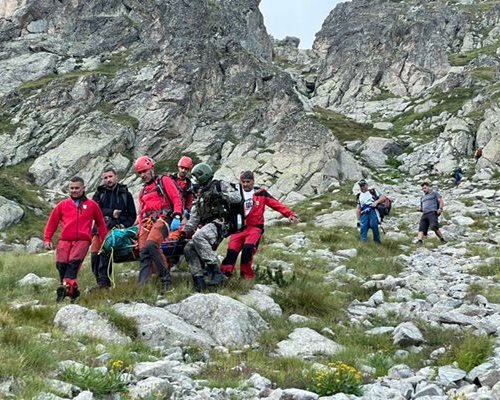 Планински спасители от Разлог и Банско отново спасяваха пострадала туристка в Пирин