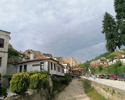 Мелник-пирамиди, 70 църкви, къщи от XVIII и XIX в. и винарни в скалите